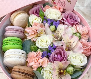 Коробочка с цветами и макаронсами «Sweet Box»