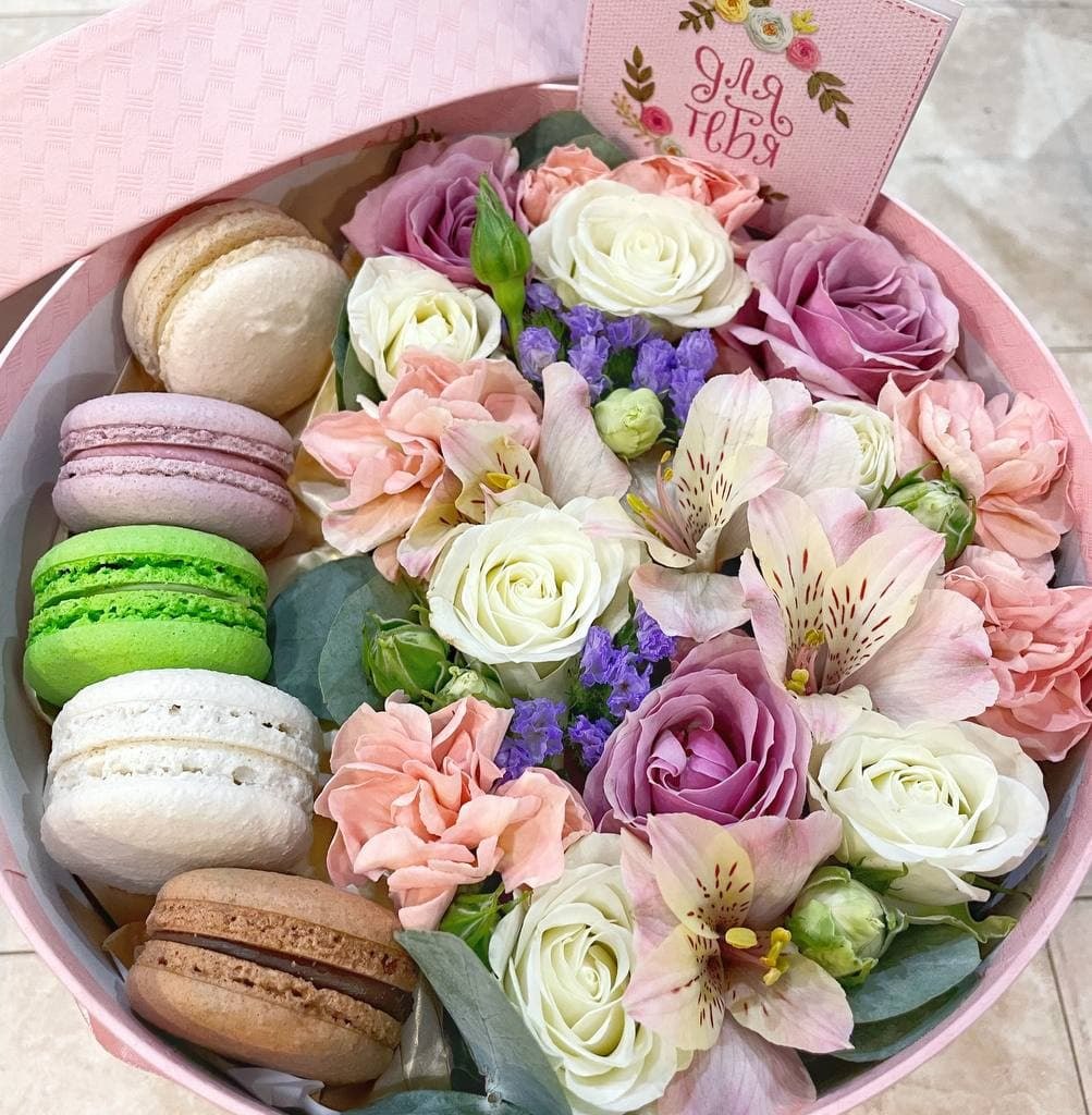 Коробочка с цветами и макаронсами «Sweet Box» 1