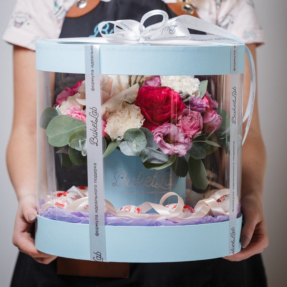 Букет с пионовидными розами в коробке-аквариуме
